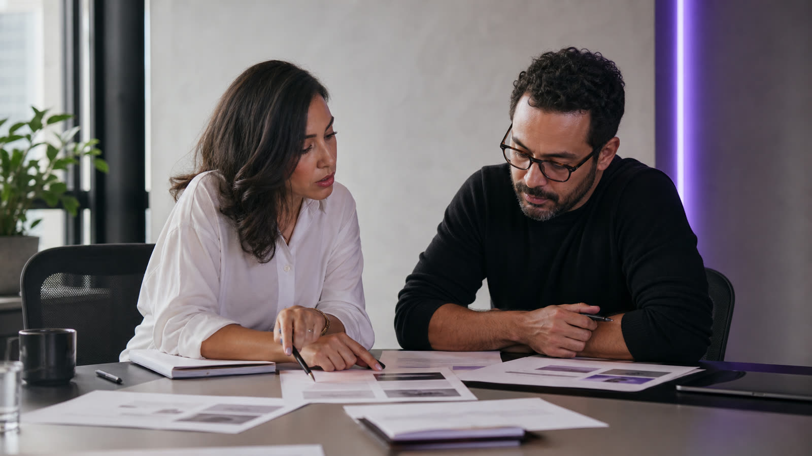 Equipe organizando plano de ação com responsáveis e prazos em quadro durante reunião